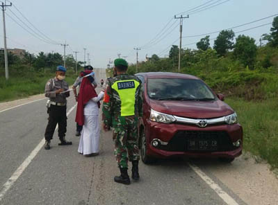 Tim Gabungan Lakukan Pengecekan Suhu Terhadap Pengendara di Pos Pantau Kerinci Kanan